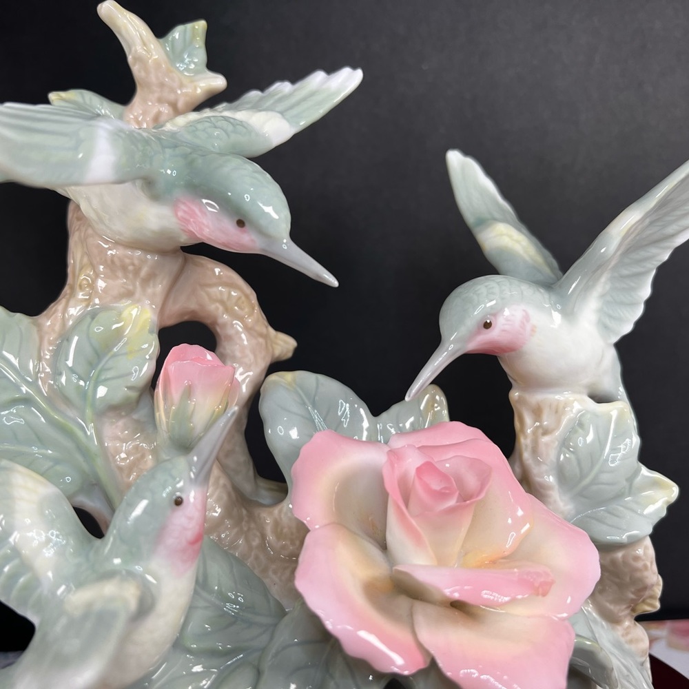🛑SOLD🛑 Vintage Fluttering HUMMINGBIRDS Ceramic Music Box Plays "Close to you" - Picture 4 of 17